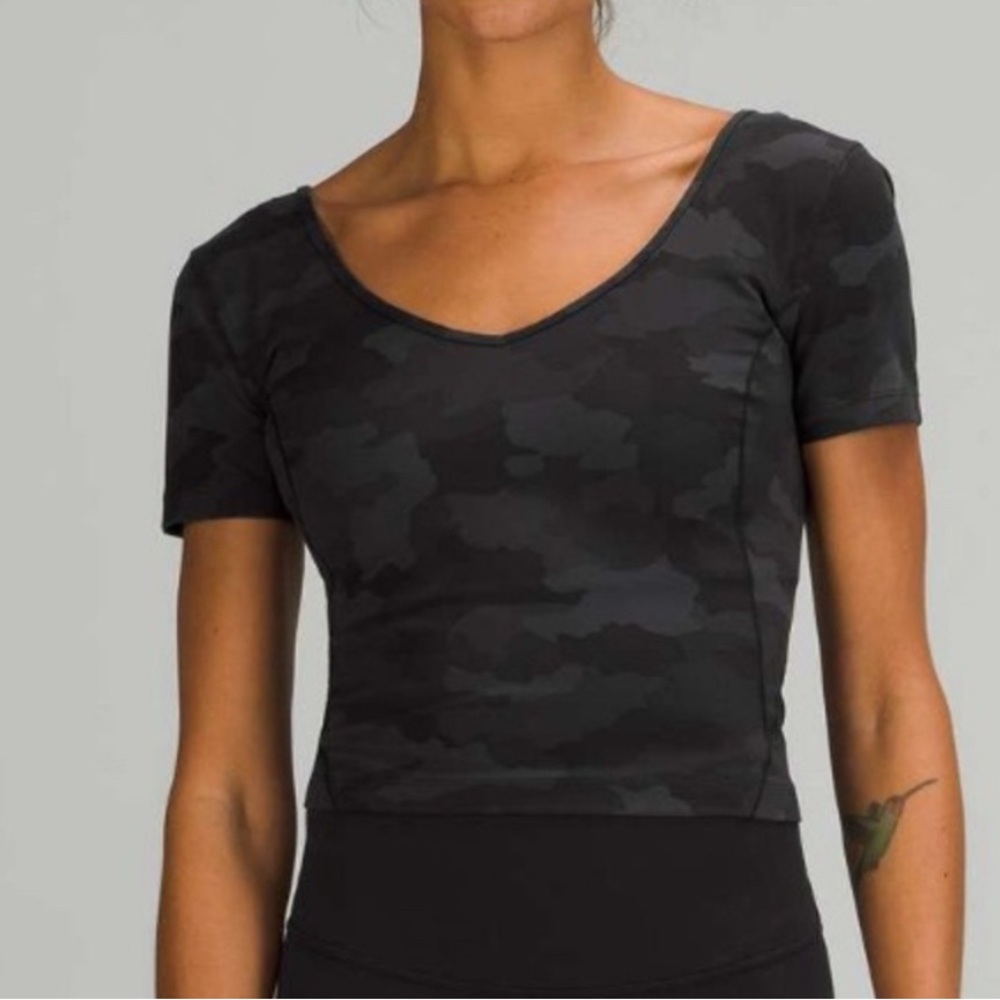 Lululemon Black Camo deep coal align tee Women's Top size 6